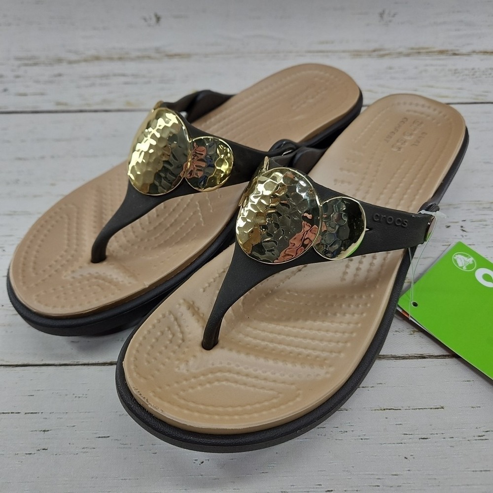 Crocs Sanrah Hammered Circle Wedge Sandal Womens 6 Brown Gold‎ Thong Flip Flops